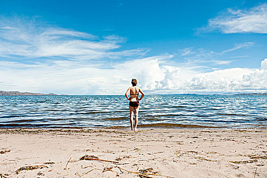 女青年,站立,海滩,边缘,提提卡卡湖,半岛,靠近,普诺,秘鲁,南美