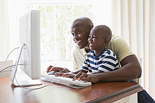 高兴,微笑,父亲,儿子,用电脑,厨房