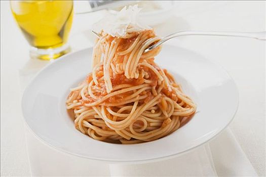 意大利面,番茄酱,巴尔马干酪,叉子,盘子
