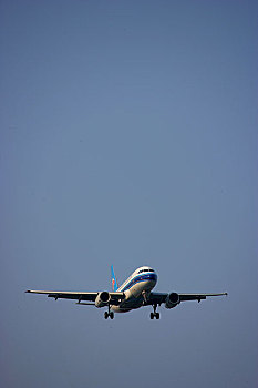 中国南方航空公司的客机正在重庆江北国际机场降落