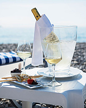桌子,两个,海滩,开胃食品,玻璃杯,白葡萄酒,酒瓶,冷却器