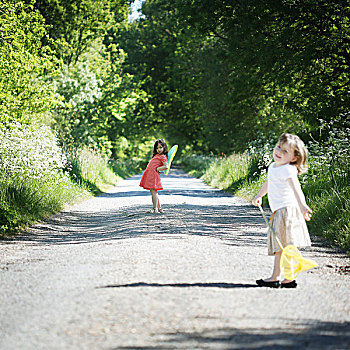 两个小女孩,玩,乡村