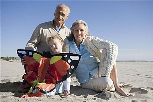 祖父母,孙女,拿着,风筝,坐,海滩