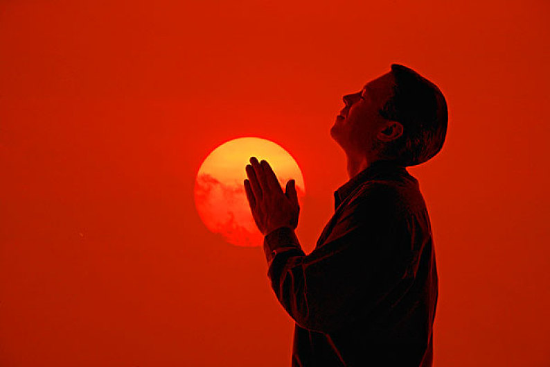 一个_男人_祈祷_高清图片_全景视觉