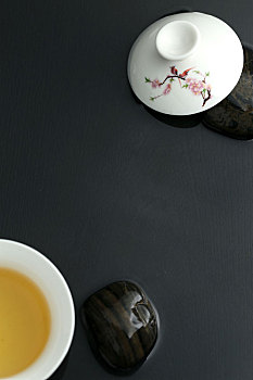 茶杯盖碗放在黑色背景上