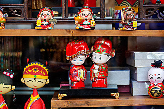 特色小店内展示的陶瓷玩偶