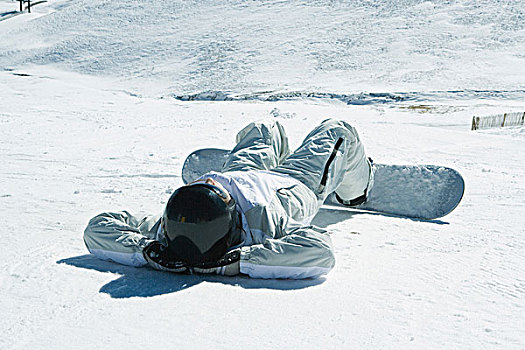 年轻,滑雪板玩家,躺,雪中,手放头后,全身