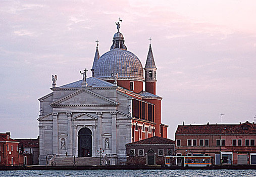 意大利威尼斯风情,从游船上远眺夕阳下的威尼斯标志性建筑