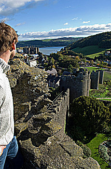 英国,北威尔士,游人,老,牢固,城镇,墙壁,城堡,河,后面