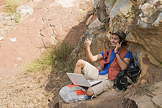 远足者,坐,石头,交谈,手机