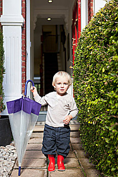 小男孩,站立,前花园,小路,伞,胶靴