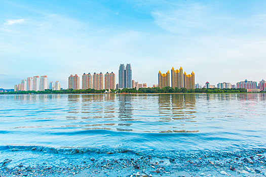 江畔城市吉林清澈的松花江建筑倒影和船