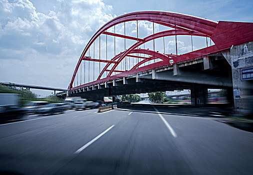 机场前的高架公路