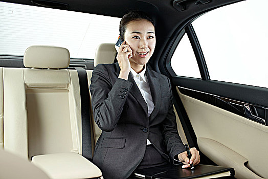 亚洲商务女士的汽车生活