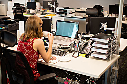 职业女性,喝咖啡,办公室,书桌,后视图