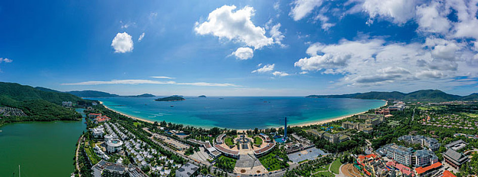 航拍海南三亚亚龙湾国家旅游度假区湛蓝海景