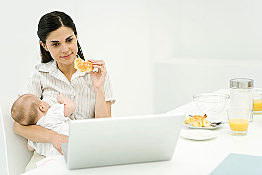 母亲,护理,婴儿,早餐桌,看,笔记本电脑