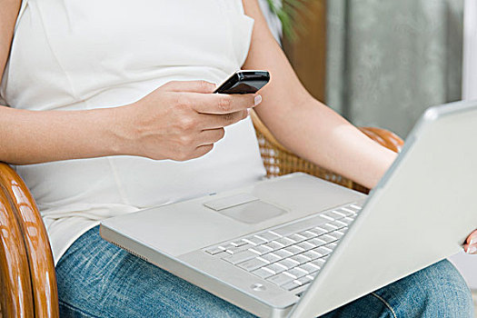 孕妇,发短信,手机,笔记本电脑