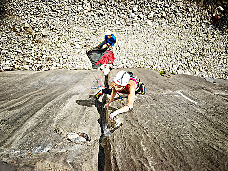 女人,攀登,集水槽,裂缝,石头,区域,提洛尔,奥地利,欧洲