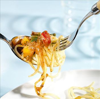 意大利面,细碎食物,蔬菜炖肉,叉子,勺子