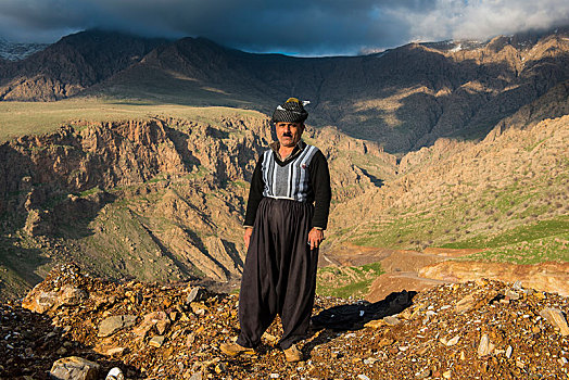 库尔德,牧羊人,站立,边缘,峡谷,右边,高处,伊拉克,库尔德斯坦,亚洲