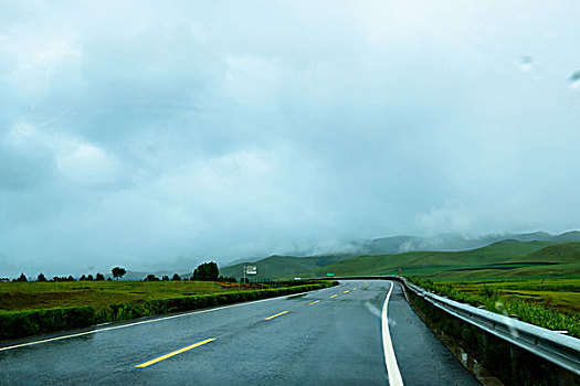 雨中穿过草原的公路