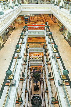 购物广场内部中庭购物回廊俯瞰