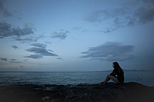 希腊人,少女,一个,坐,石头,面对,海洋,黄昏,伊拉克利翁,克里特岛,希腊