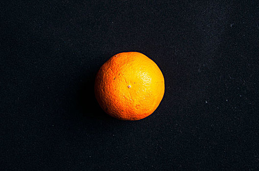 黑色背景中的橙子