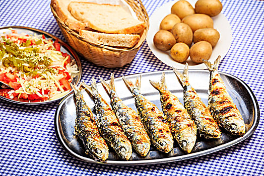 烤制食品,沙丁鱼,沙拉,面包,土豆,葡萄牙,欧洲