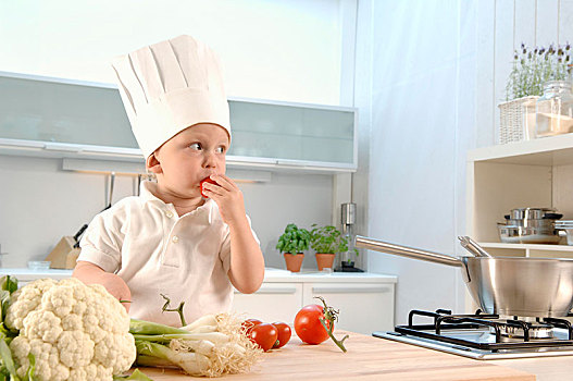 幼儿,穿,厨师帽,厨房,吃,西红柿