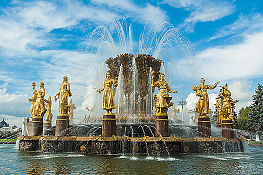 金色喷泉雕像