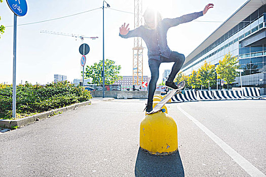 男青年,城市,玩滑板,平衡性,上面,黄色,系船柱