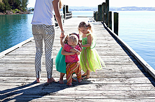 中年,女人,三个女孩,码头,新西兰