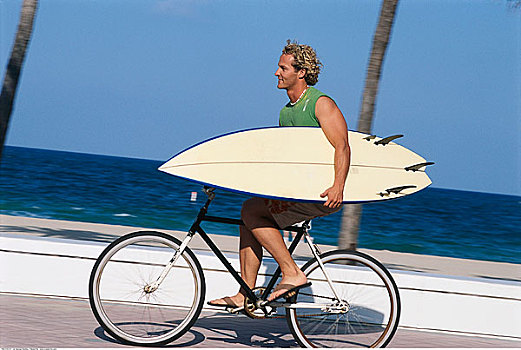 男人,骑,自行车,冲浪板