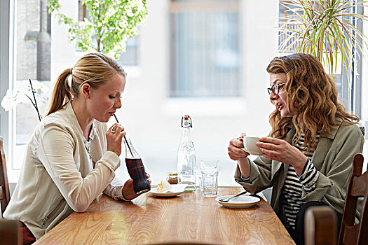 两个,女性朋友,喝,交谈,咖啡