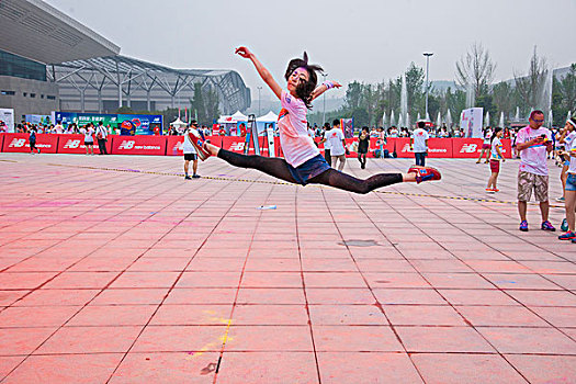 2014年5月24日,重庆博览中心,彩跑,中的年青人