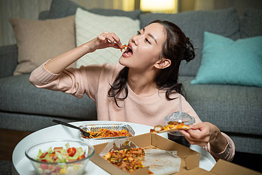 年轻女士在家吃外卖