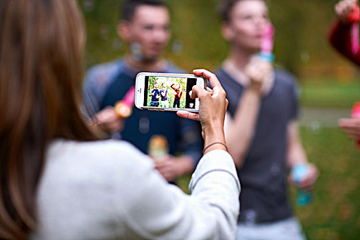 上方,肩部,风景,美女,智能手机,摄影,朋友,公园