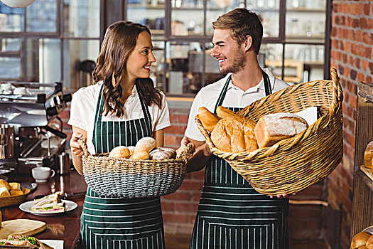 微笑,同事,拿着,面包,篮子,咖啡馆