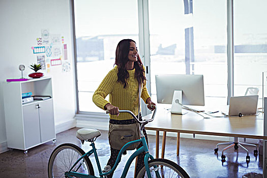 职业女性,自行车,办公室,创意