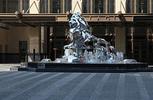 苏宁宝丽嘉酒店正门前的大狮子不锈钢雕塑