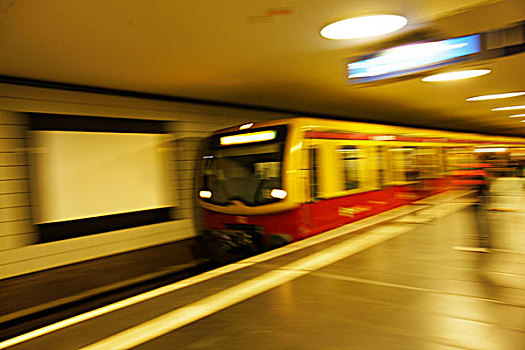 Subway,train,leaving,platform,德國(guó)地鐵