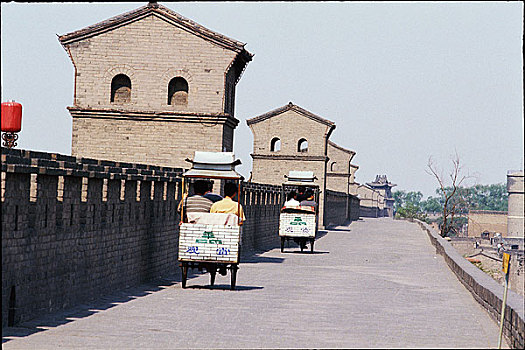 古城城墙上的三轮车