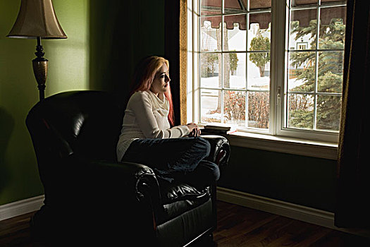 坐,女人,大,椅子,看窗外,艾伯塔省,加拿大