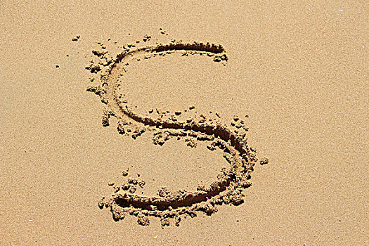沙滩上书写英文字母