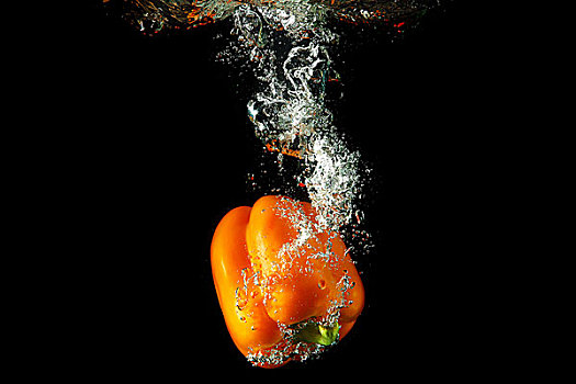彩色,橙色,红辣椒,水中,黑色背景,背景