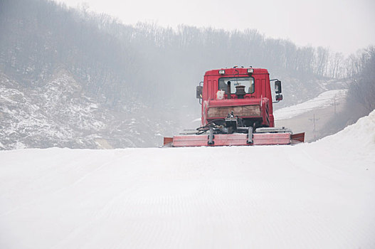 滑雪场正在工作的压雪车