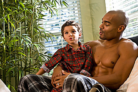 肖像,美国黑人,父子,坐,一起,睡衣