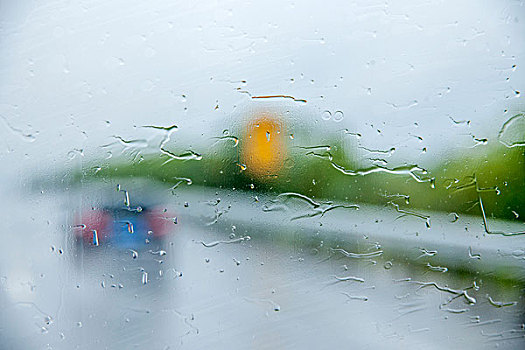 重庆至长沙在雨中g72高速公路